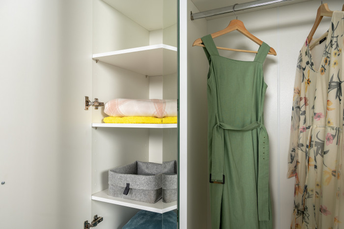 Остин 11.53 Кровать + ортопед + 13.336.03 Шкаф для одежды + 13.257 Тумба, белый шагрень/дуб крафт золотой